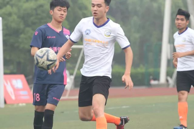 詹姆斯以低薪加入76人，抱团争议再起，专家与杜兰特做对比
